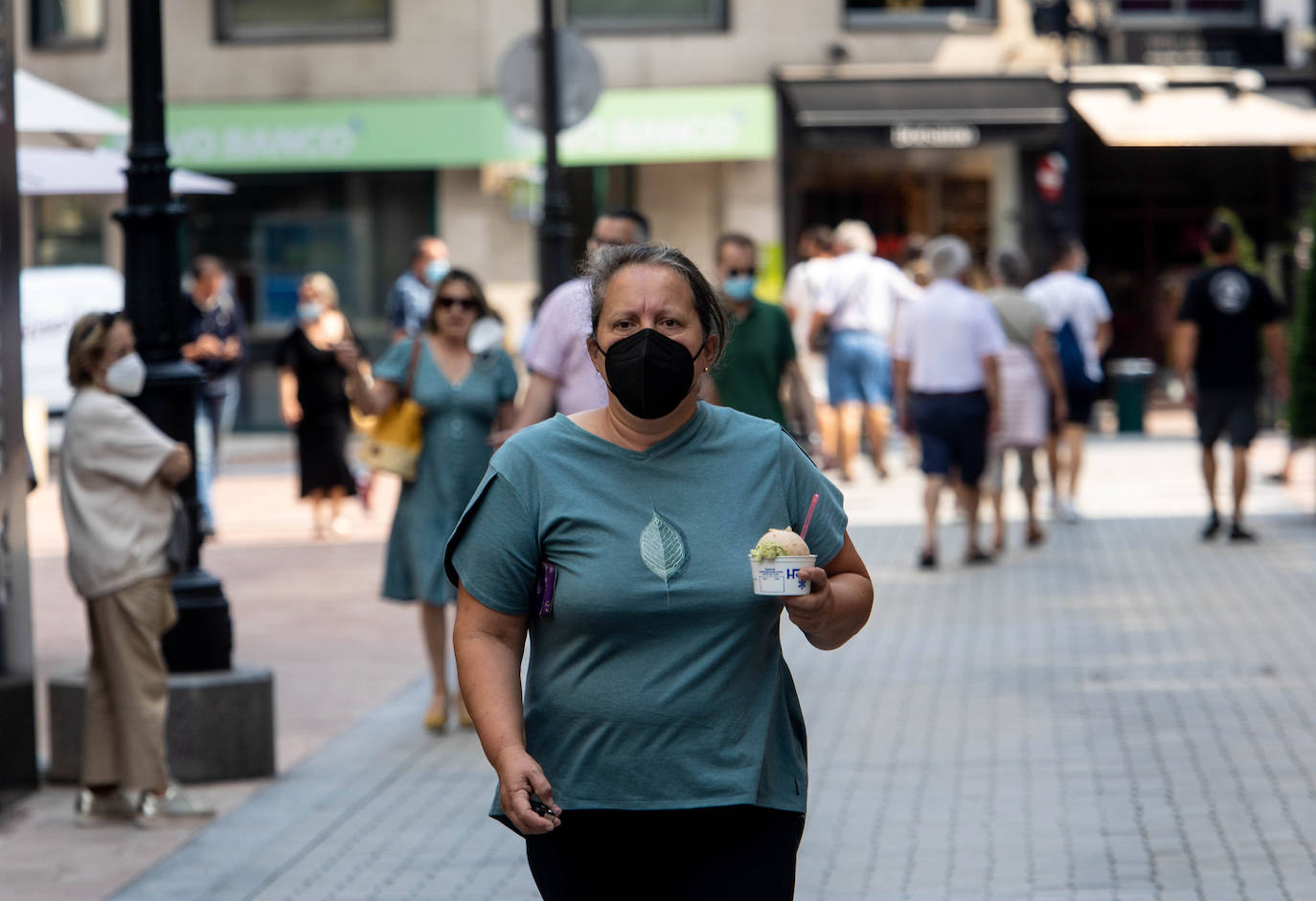 El verano ha vuelto a hacerse notar este sábado en buena parte de Asturias. Las temperaturas agradables y el sol han animado a turistas y locales a acudir en masa a las playas. Tanto es así que el arenal gijonés de San Lorenzo ha tenido que colgar el cartel de «aforo lleno». Quienes no han ido a la playa han tratado de sofocar el calor en piscinas, terrazas y heladerías. 