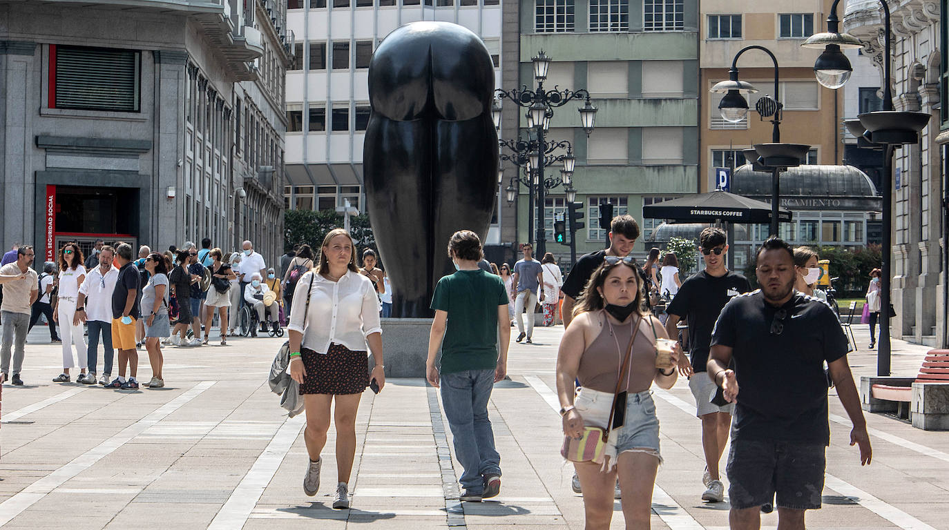 El verano ha vuelto a hacerse notar este sábado en buena parte de Asturias. Las temperaturas agradables y el sol han animado a turistas y locales a acudir en masa a las playas. Tanto es así que el arenal gijonés de San Lorenzo ha tenido que colgar el cartel de «aforo lleno». Quienes no han ido a la playa han tratado de sofocar el calor en piscinas, terrazas y heladerías. 