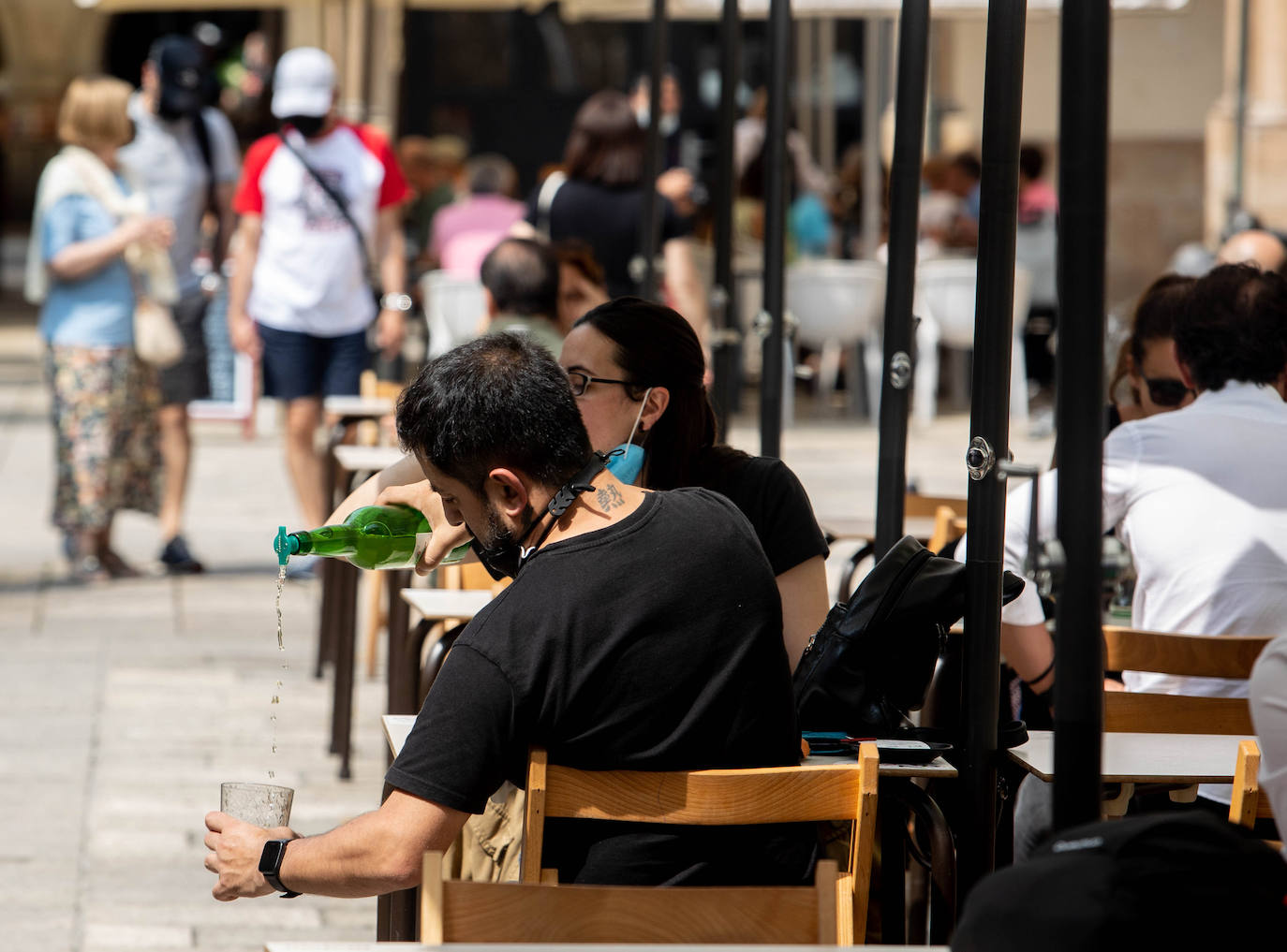 El verano ha vuelto a hacerse notar este sábado en buena parte de Asturias. Las temperaturas agradables y el sol han animado a turistas y locales a acudir en masa a las playas. Tanto es así que el arenal gijonés de San Lorenzo ha tenido que colgar el cartel de «aforo lleno». Quienes no han ido a la playa han tratado de sofocar el calor en piscinas, terrazas y heladerías. 