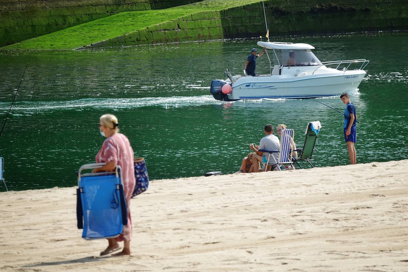 El verano ha vuelto a hacerse notar este sábado en buena parte de Asturias. Las temperaturas agradables y el sol han animado a turistas y locales a acudir en masa a las playas. Tanto es así que el arenal gijonés de San Lorenzo ha tenido que colgar el cartel de «aforo lleno». Quienes no han ido a la playa han tratado de sofocar el calor en piscinas, terrazas y heladerías. 