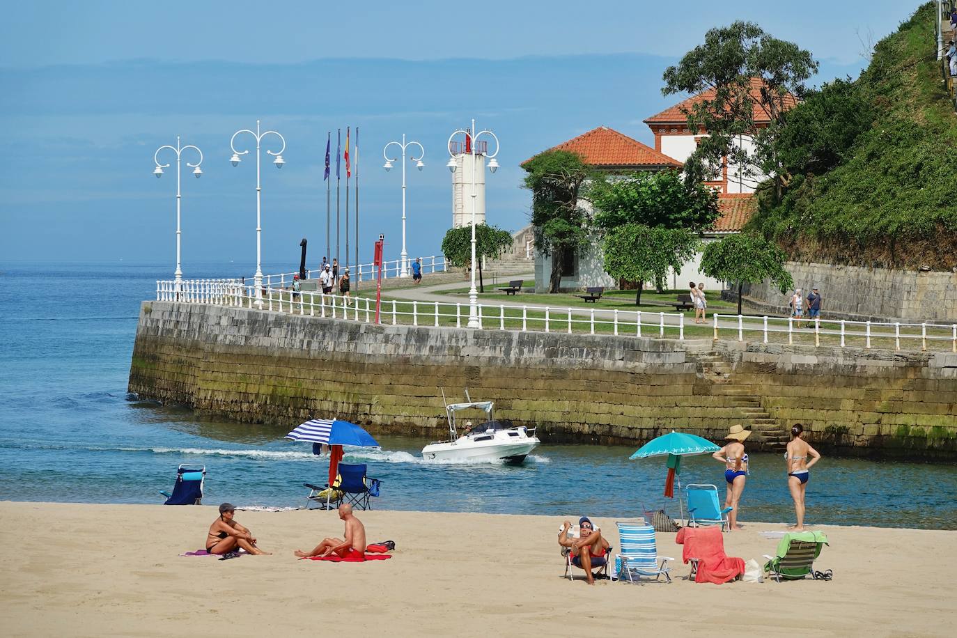 El verano ha vuelto a hacerse notar este sábado en buena parte de Asturias. Las temperaturas agradables y el sol han animado a turistas y locales a acudir en masa a las playas. Tanto es así que el arenal gijonés de San Lorenzo ha tenido que colgar el cartel de «aforo lleno». Quienes no han ido a la playa han tratado de sofocar el calor en piscinas, terrazas y heladerías. 