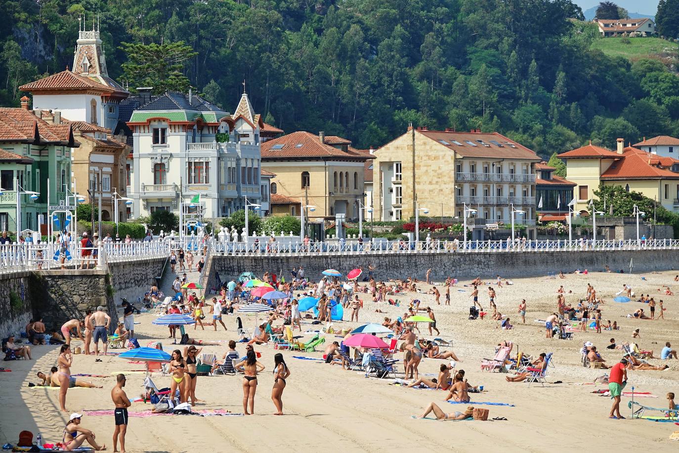 El verano ha vuelto a hacerse notar este sábado en buena parte de Asturias. Las temperaturas agradables y el sol han animado a turistas y locales a acudir en masa a las playas. Tanto es así que el arenal gijonés de San Lorenzo ha tenido que colgar el cartel de «aforo lleno». Quienes no han ido a la playa han tratado de sofocar el calor en piscinas, terrazas y heladerías. 