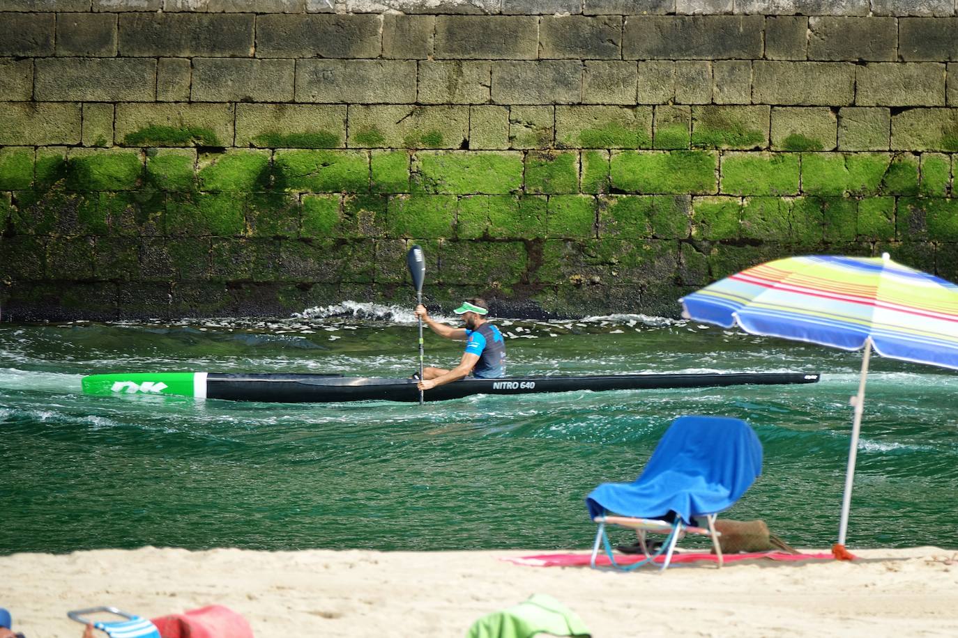 El verano ha vuelto a hacerse notar este sábado en buena parte de Asturias. Las temperaturas agradables y el sol han animado a turistas y locales a acudir en masa a las playas. Tanto es así que el arenal gijonés de San Lorenzo ha tenido que colgar el cartel de «aforo lleno». Quienes no han ido a la playa han tratado de sofocar el calor en piscinas, terrazas y heladerías. 