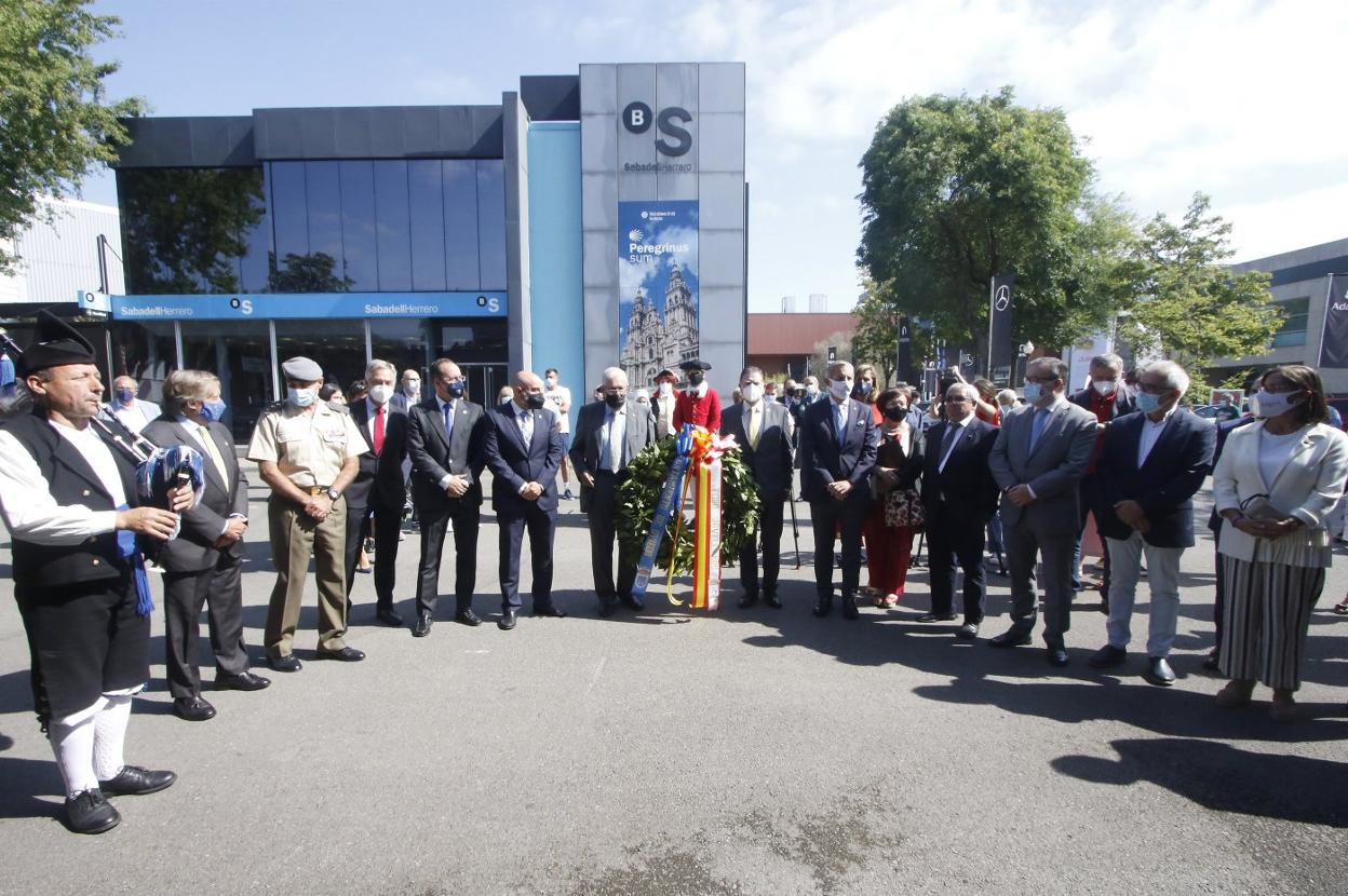 En el centro, Ignacio García-Arango y Alfredo Canteli y a los lados, Santos Tejón, Josefina Velasco, Pedro López Ferrer y el resto de autoridades, en los instantes previos a la ofrenda floral ante el busto de Jovellanos. 