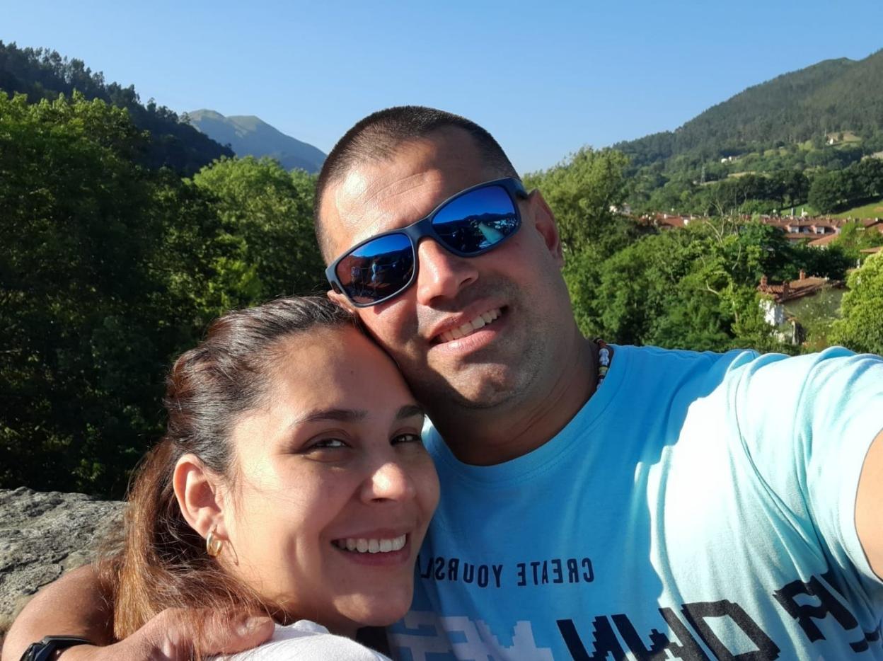 Laura Duque, con su marido Hugo Correa, en una foto reciente. 