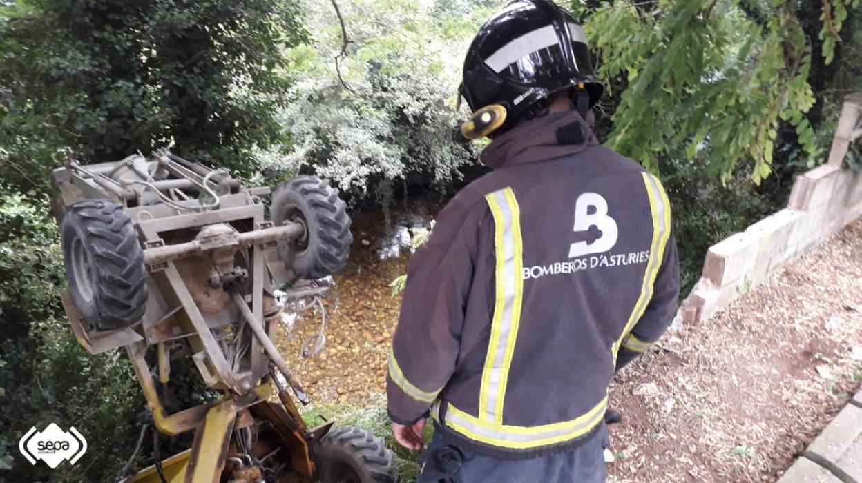 Un bombero del SEPA, ayer, en el lugar donde se produjo el suceso que hirió gravemente a un trabajador. 