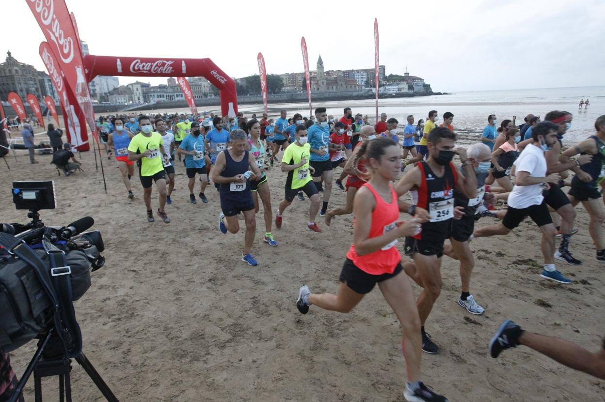 El momento de la salida de la Carrera Nocturna Playa de San Lorenzo. 