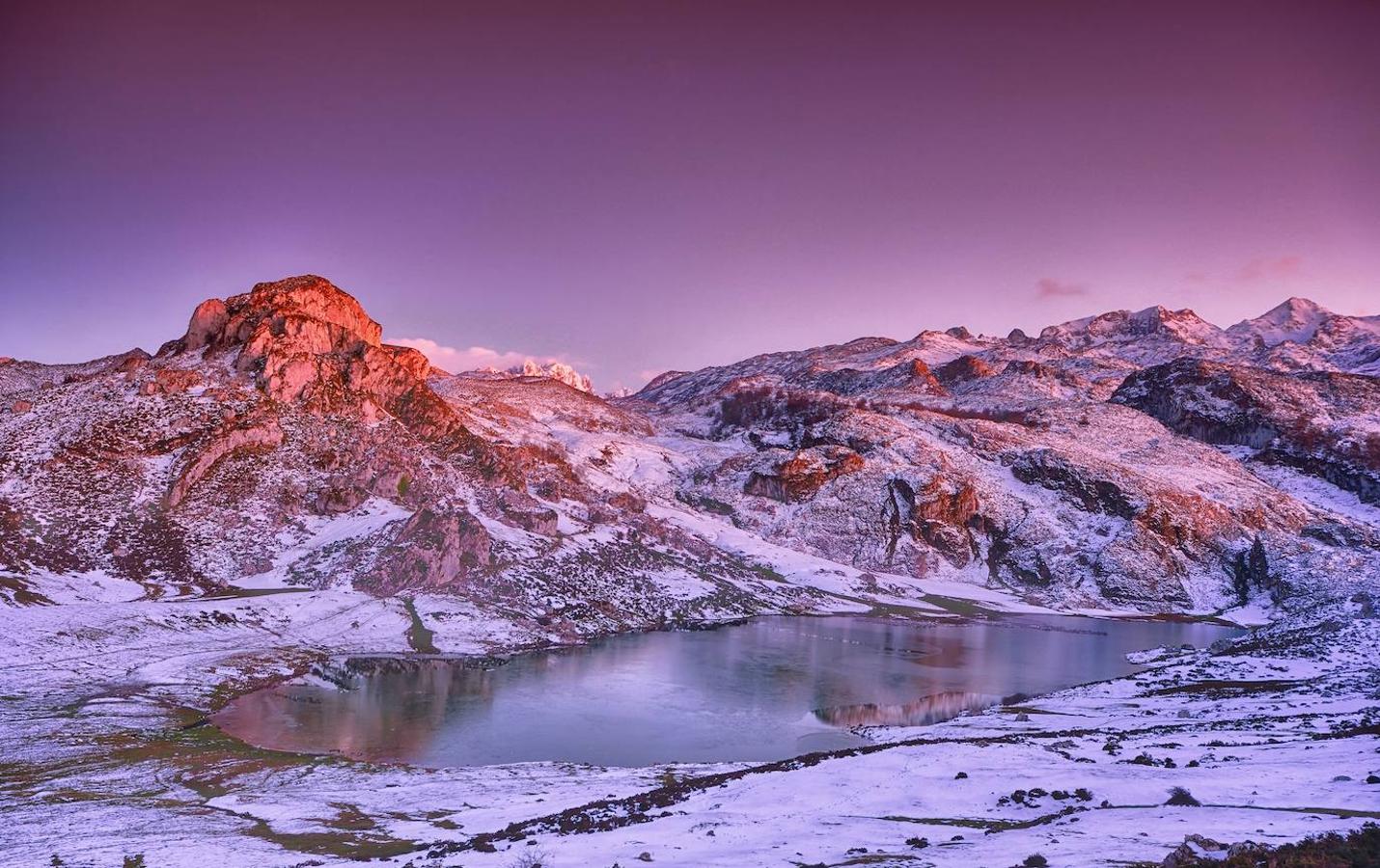 Lago Ercina: También en un paisaje inmejorable de naturaleza y montañas, se encuentra el segundo de los Lagos de Covadonga y también en pleno paisaje de Picos de Europa. El Lago Ercina se encuentra a 1108 metros de altitud y si algo destaca de él es su color y su variación con los cambios de la iluminación y la vegetación acuática, pudiendo pasar del verde oscuro al amarillento, al verde azulado o incluso al rojizo.