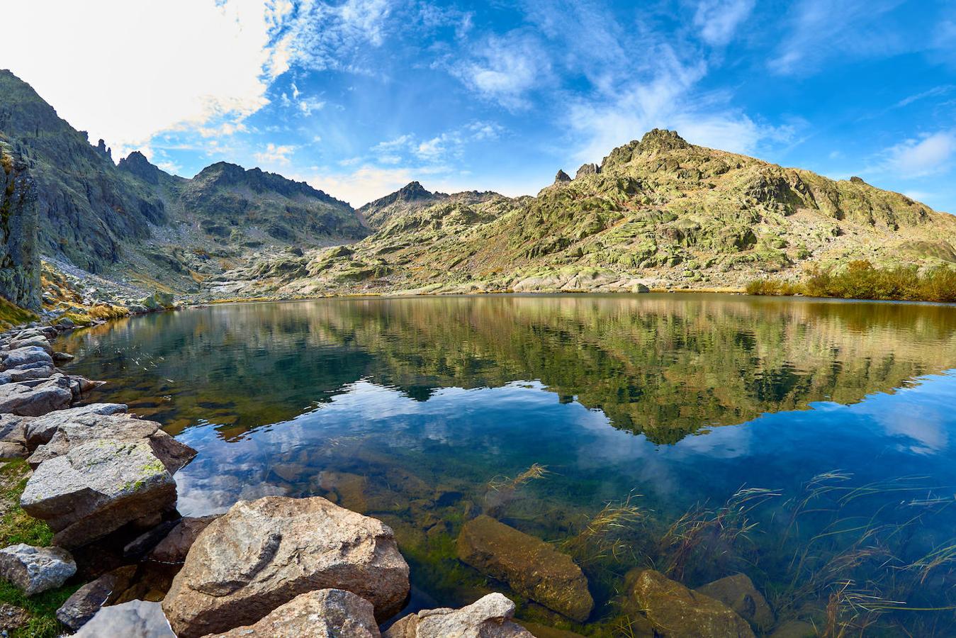 La Laguna Grande de Gredos (Ávila): Situada en la Sierra de su mismo nombre y en plena provincia de Ávila, es donde se encuentra la Laguna Grande de Gredos. Una laguna ubicada en uno de los entornos más privilegiados del Parque Regional de la Sierra.