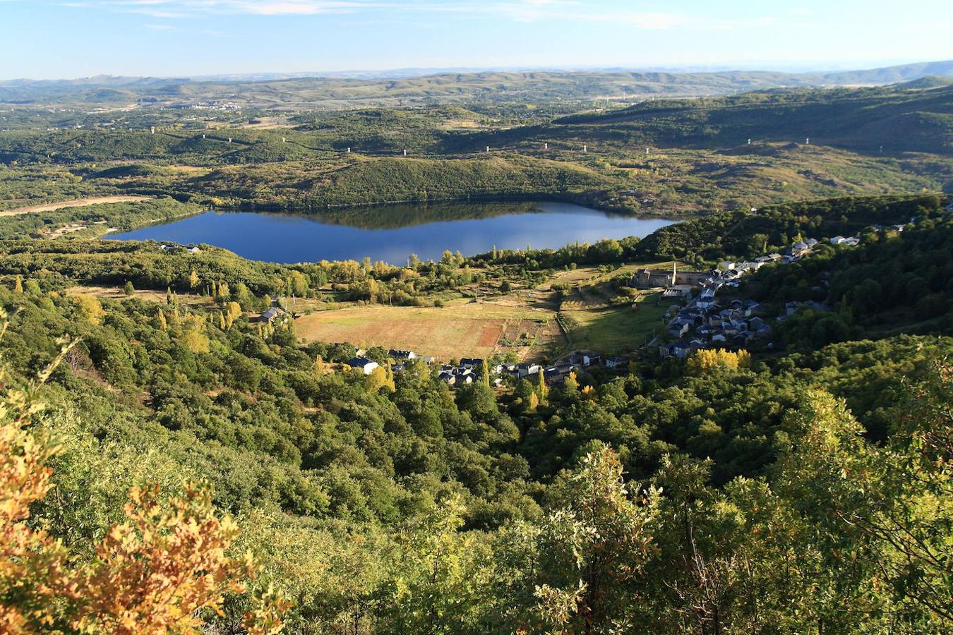 Lago de Sanabria (Zamora): Este lago ubicado en la parte noroccidental de la península ibérica y concretamente a una altura de unos 1000 metros sobre el nivel del mar en la provincia de Zamora, con sus actuales 369 hectáreas se trata del lago glaciar más grande de Europa y también de la Península Ibérica. Un lago enmarcado en una Cuenca exorreica donde el río Tera es el único sistema de entrada y salida de agua.