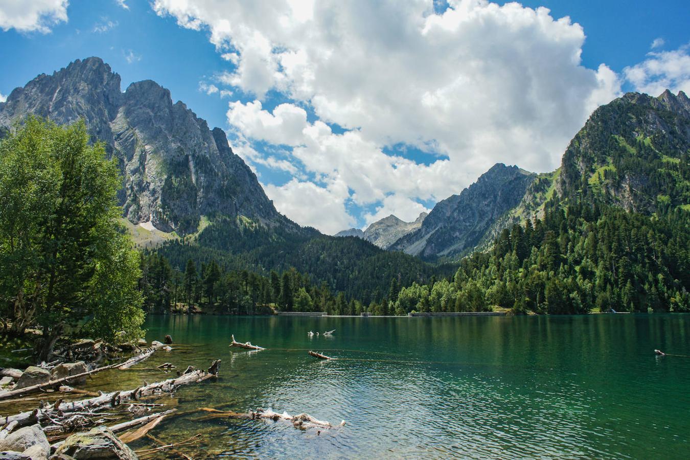 Estany de Sant Maurici (Lérida): Este bonito lago ubicado en los Pirineos y engrandecido con una pequeña presa localizada en el término municipal de Espot, en el Parque Nacional d’Aigüestortes i Estany de Sant Maurici, se encuentra situado a 1910 metros de altitud y en el fondo de un circo glaciar. Se alimenta de las aguas de los Ríos y torrentes de Ratera, Portarró y Subenuix.