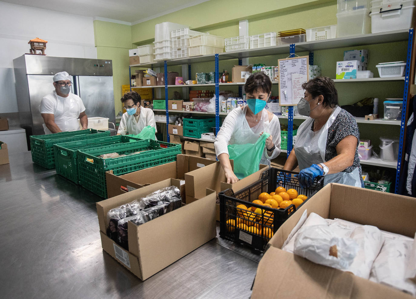 La Cocina Económica de Oviedo atiende cada día a cientos de personas. La crisis sanitaria y económica ha provocado que la actividad de las Hijas de la Caridad se acrecente. Solo en la jornada del domingo repartieron 300 menús, casi el doble de las que se entregaban en 2017. 