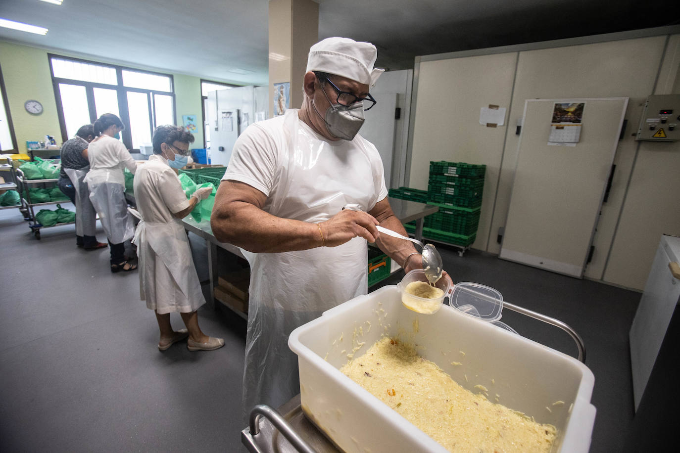 La Cocina Económica de Oviedo atiende cada día a cientos de personas. La crisis sanitaria y económica ha provocado que la actividad de las Hijas de la Caridad se acrecente. Solo en la jornada del domingo repartieron 300 menús, casi el doble de las que se entregaban en 2017. 
