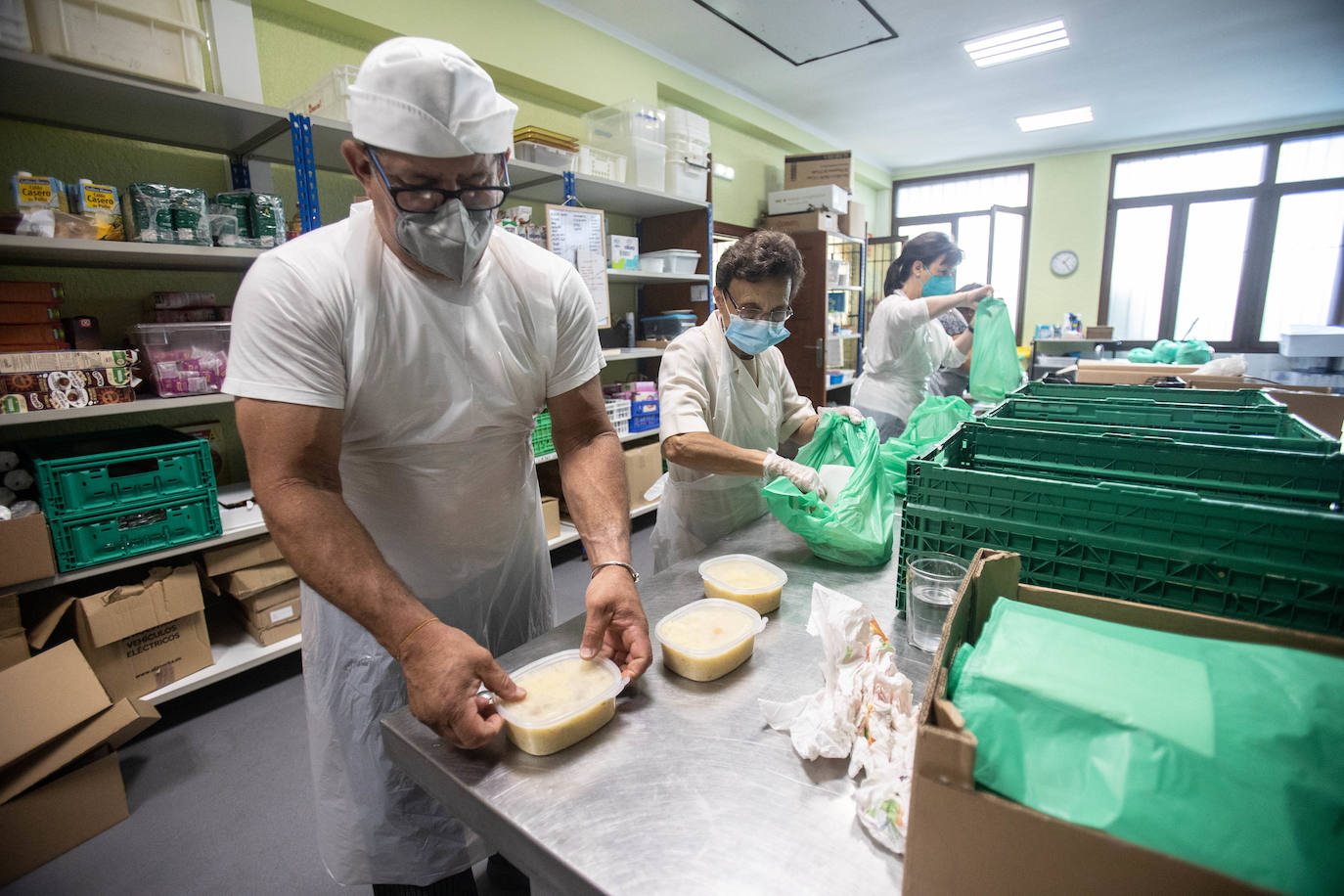 La Cocina Económica de Oviedo atiende cada día a cientos de personas. La crisis sanitaria y económica ha provocado que la actividad de las Hijas de la Caridad se acrecente. Solo en la jornada del domingo repartieron 300 menús, casi el doble de las que se entregaban en 2017. 