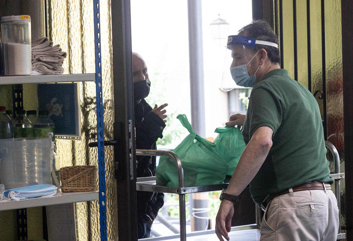 La Cocina Económica de Oviedo atiende cada día a cientos de personas. La crisis sanitaria y económica ha provocado que la actividad de las Hijas de la Caridad se acrecente. Solo en la jornada del domingo repartieron 300 menús, casi el doble de las que se entregaban en 2017. 