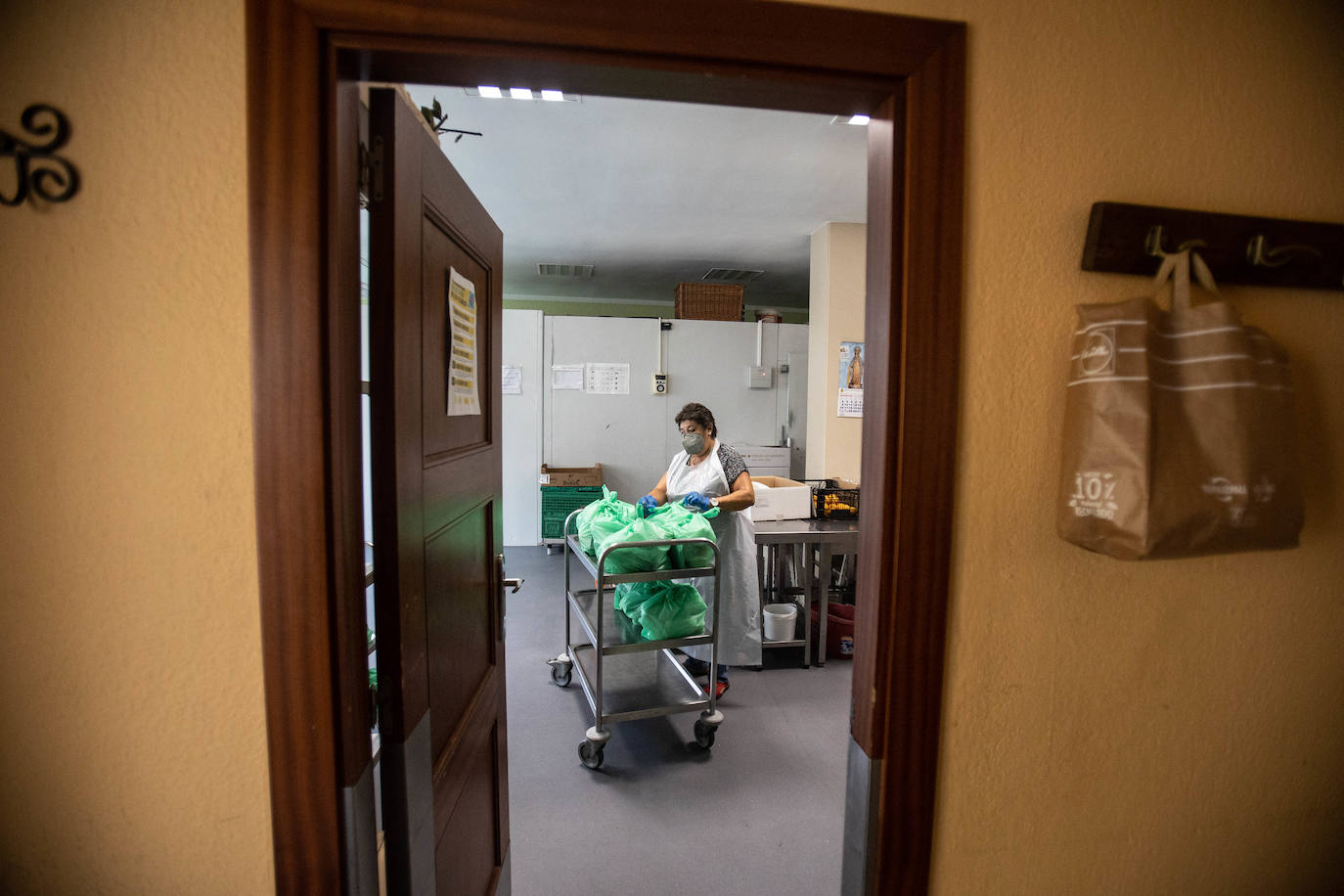 La Cocina Económica de Oviedo atiende cada día a cientos de personas. La crisis sanitaria y económica ha provocado que la actividad de las Hijas de la Caridad se acrecente. Solo en la jornada del domingo repartieron 300 menús, casi el doble de las que se entregaban en 2017. 