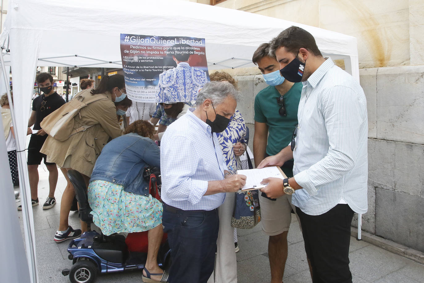 Decenas de personas han respondido a la campaña de recogida de firmas del PP contra la supresión de la feria taurina de Gijón. Si en la primera convocatoria reunieron 1.200 rúbricas en apenas dos horas, en la segunda muchos han aguantado largas esperas para dejar claro su descontento.