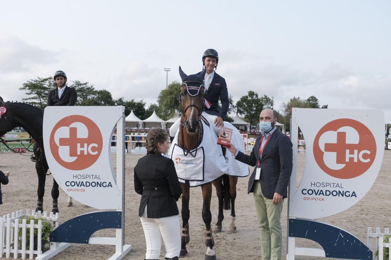 Kevin González de Zárate recogió, en nombre de Gerardo Menéndez, el premio de El COMERCIO al mejor jinete asturiano. 