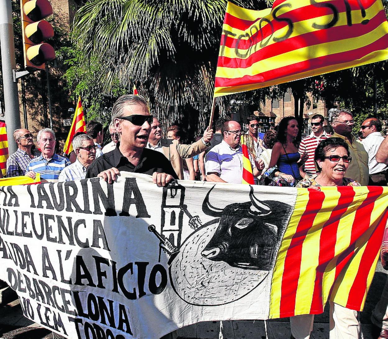 Antitaurinos en Barcelona justo antes de prohibir el Parlament las corridas en 2012. Cuatro años después, el Constitucional anuló la decisión. 