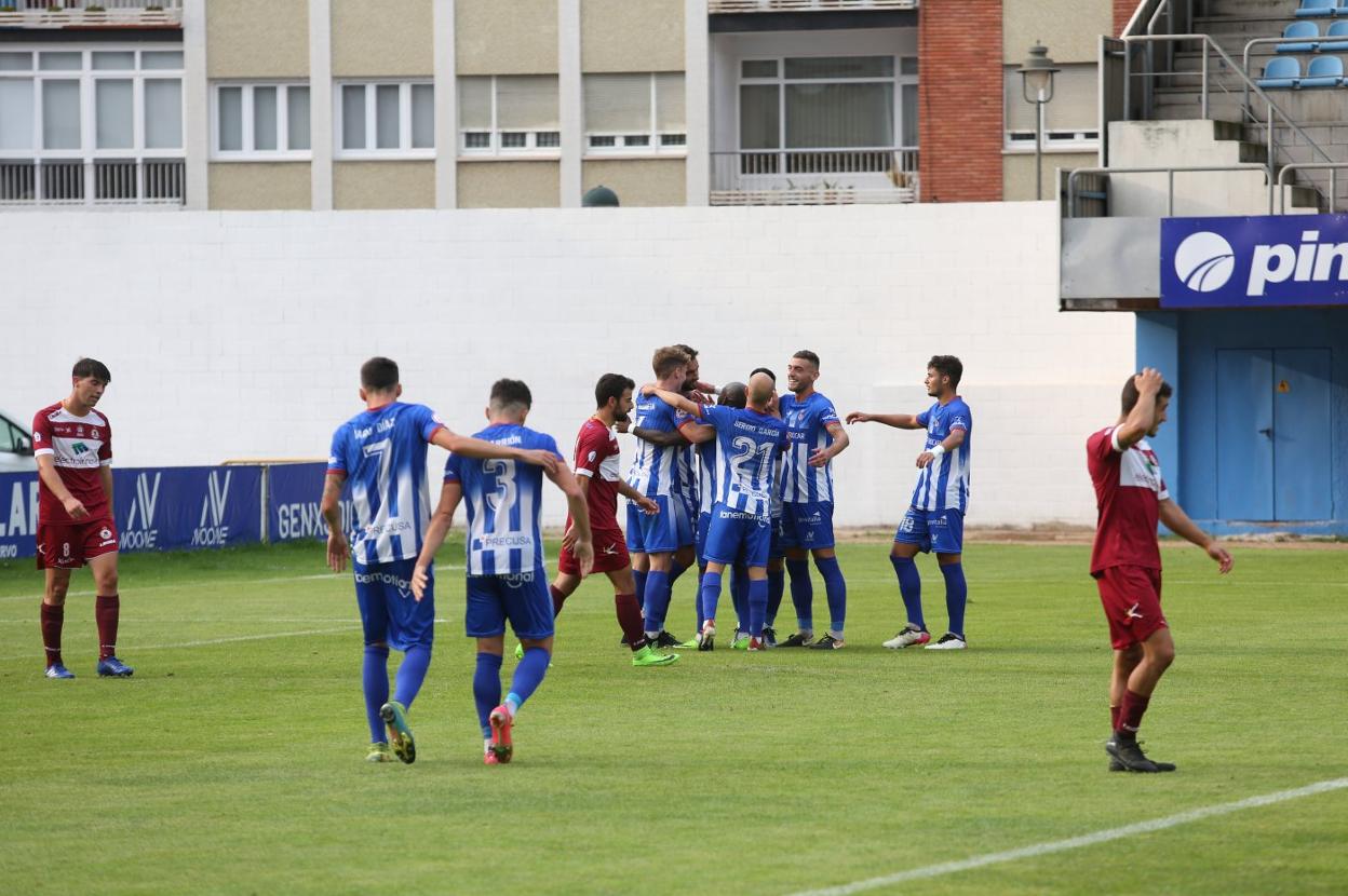 Los jugadores del Avilés celebran el tanto conseguido por Cristian Moreno en la segunda mitad. 