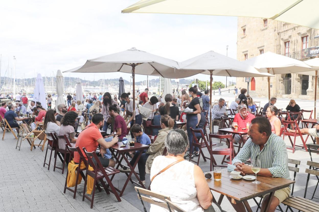 Terrazas hosteleras en la zona de la plaza del Marqués, en Cimavilla. 