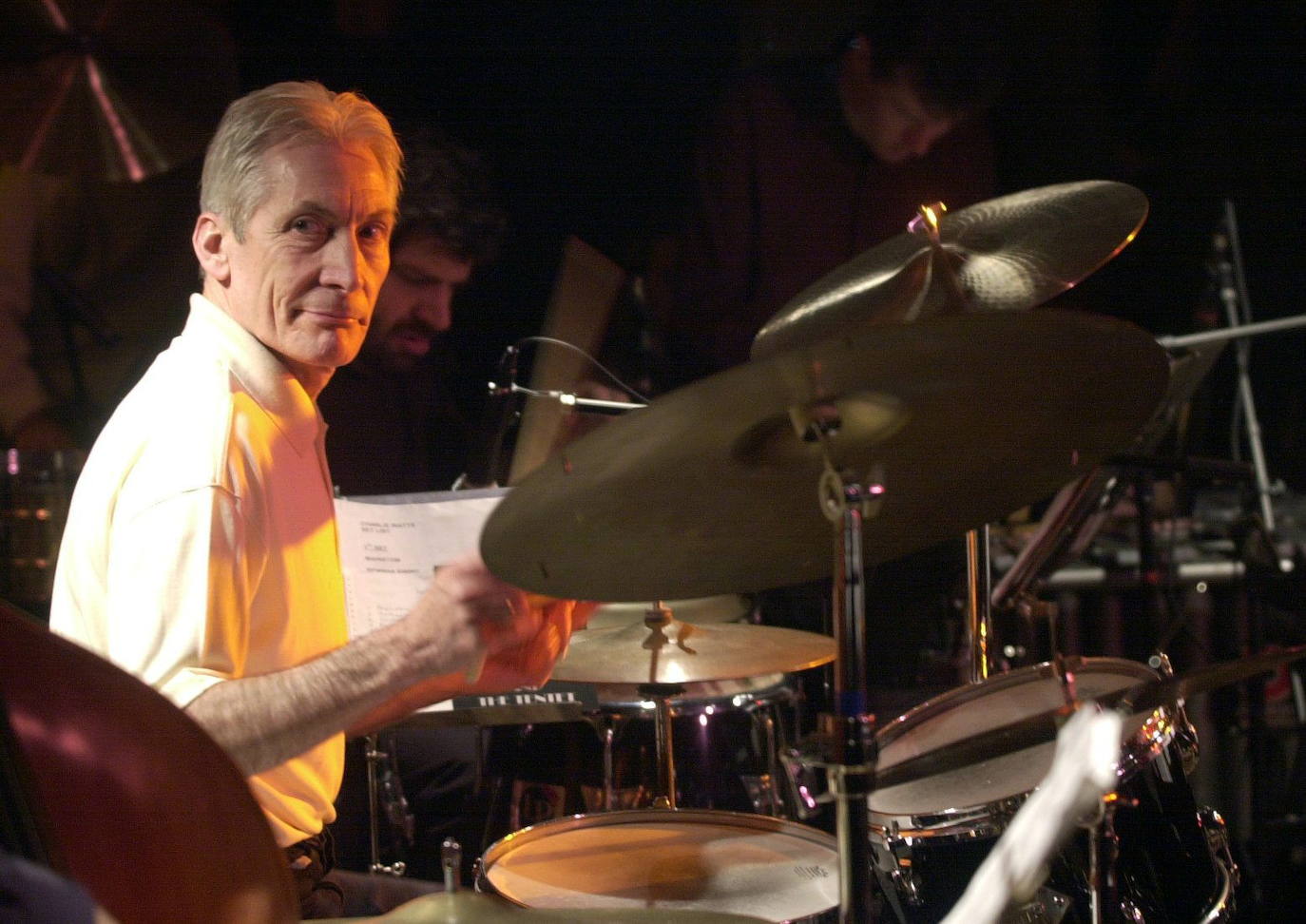 Charlie Watts, batería de 'The Rollings Stones', ha fallecido a los 80 años en un hospital de Londres. Músico brillante y contrapunto de los turbulentos vaivenes personales de sus compañeros. Su carácter tranquilo y su talento con las baquetas fueron clave para lograr la estabilidad de la banda, hoy consolidada como una de las más grandes de la historia del rock. En imagen, el baterista durante un ensayo en Barcelona en 2001.