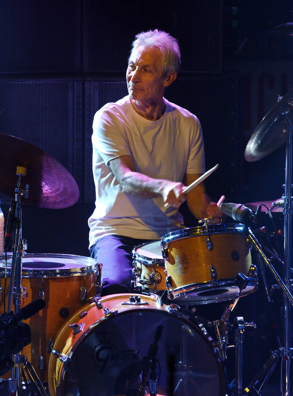 Charlie Watts, batería de 'The Rollings Stones', ha fallecido a los 80 años en un hospital de Londres. Músico brillante y contrapunto de los turbulentos vaivenes personales de sus compañeros. Su carácter tranquilo y su talento con las baquetas fueron clave para lograr la estabilidad de la banda, hoy consolidada como una de las más grandes de la historia del rock.En la imagen, Charlie Watts durante un concierto en Boston en el año 2002.