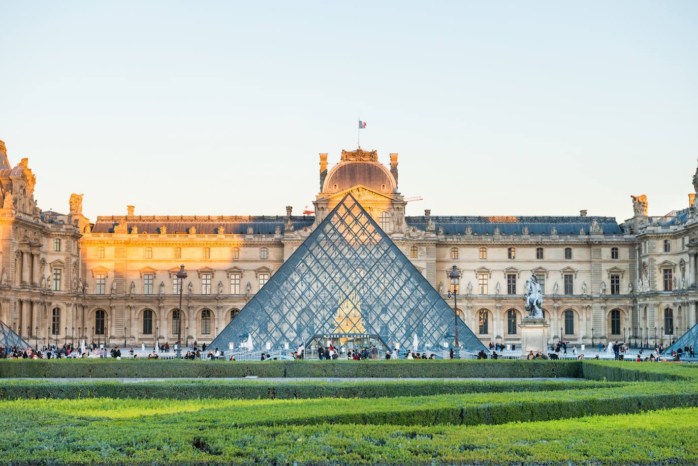 2. Museo del Louvre, París, Francia