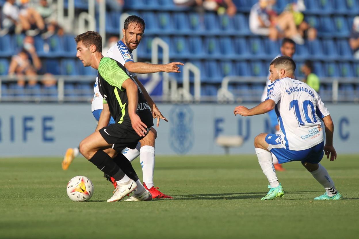 Gragera, el pasado fin de semana en el Heliodoro, cambia el sentido de su marcha para dejar atrás a Míchel Herrero y a Shashoua. 
