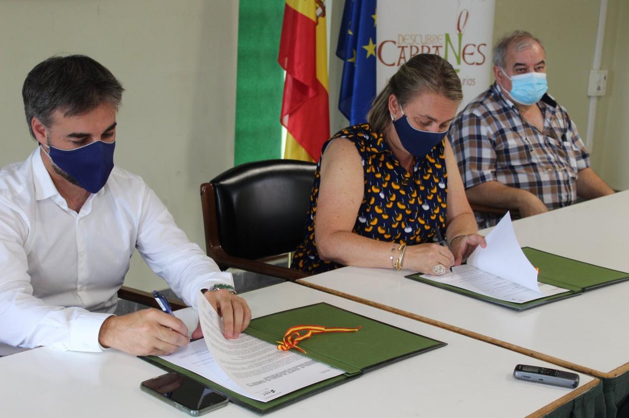 Gerardo Fabián y Raquel Casado firman el acuerdo. 