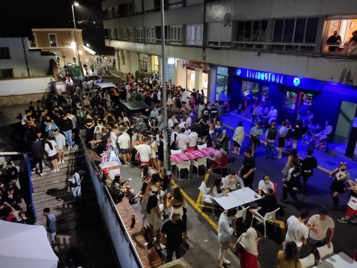 Imagen de una de las aglomeraciones de personas en Luanco. 