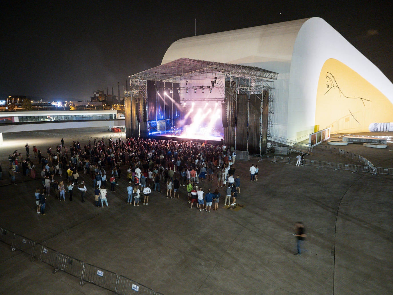 Música de ayer y de hoy en la plaza del Centro Niemeyer de Avilés. La Oreja de Van Gogh ha hecho un viaje en el tiempo a través de sus canciones, algunas de ellas con más de veinte años. El grupo también ha sabido coquistar a su público con los temas más nuevos. 