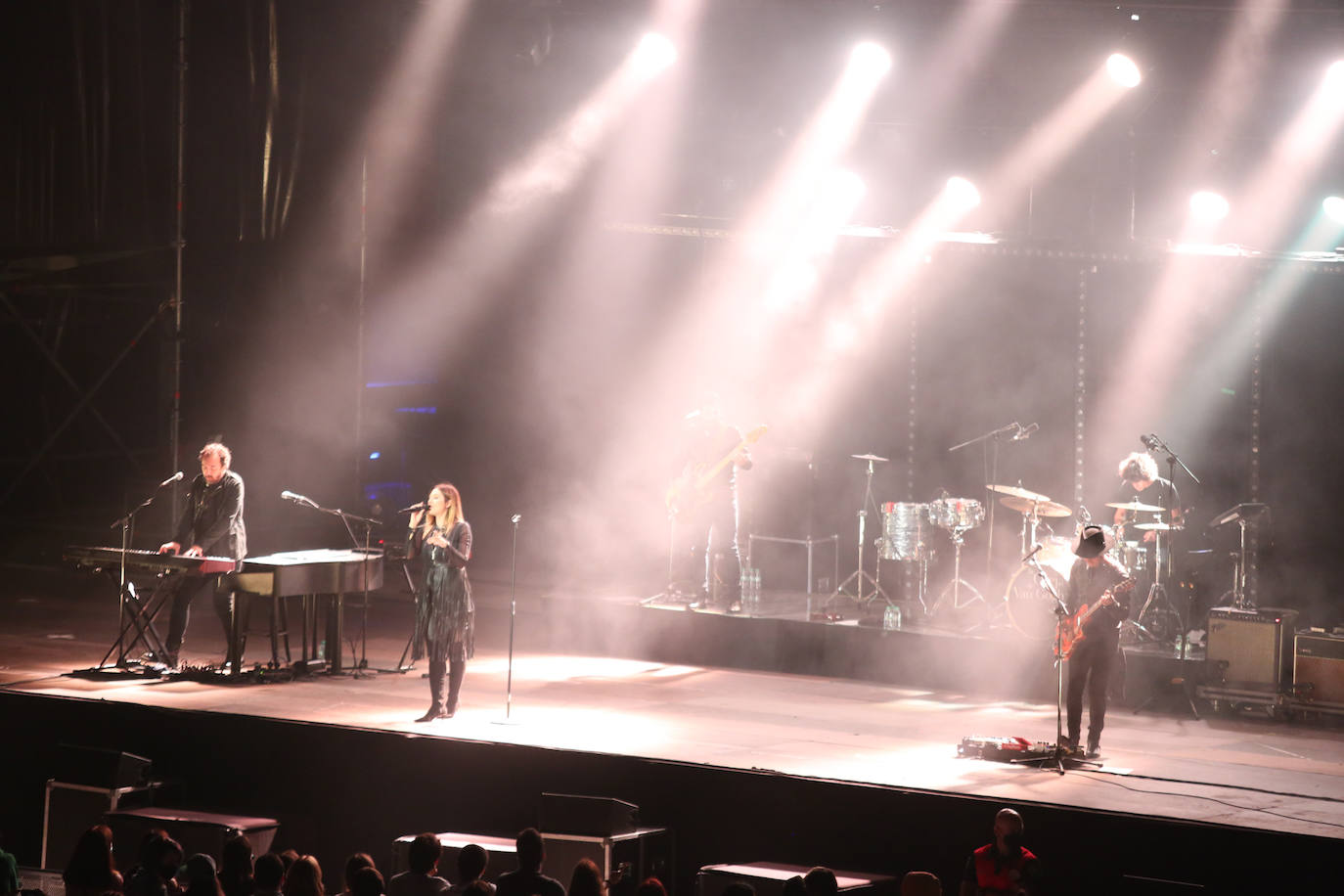 Música de ayer y de hoy en la plaza del Centro Niemeyer de Avilés. La Oreja de Van Gogh ha hecho un viaje en el tiempo a través de sus canciones, algunas de ellas con más de veinte años. El grupo también ha sabido coquistar a su público con los temas más nuevos. 