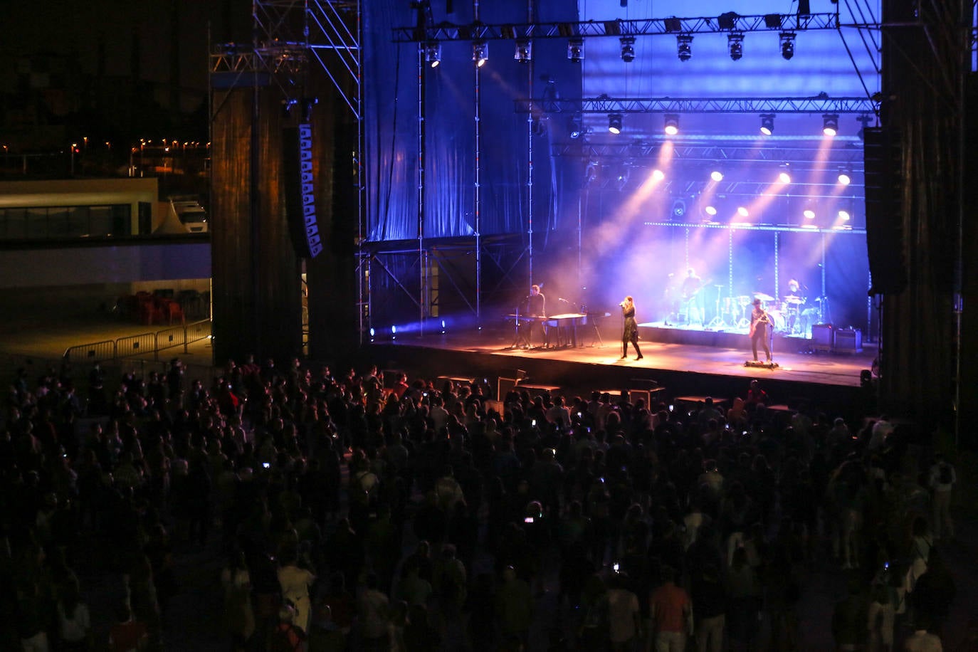 Música de ayer y de hoy en la plaza del Centro Niemeyer de Avilés. La Oreja de Van Gogh ha hecho un viaje en el tiempo a través de sus canciones, algunas de ellas con más de veinte años. El grupo también ha sabido coquistar a su público con los temas más nuevos. 