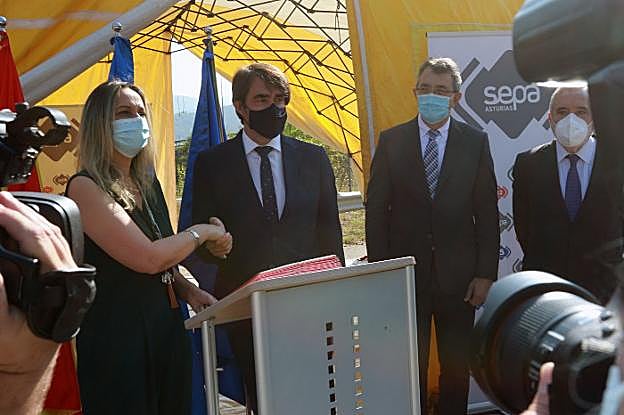 Rita Camblor y Suárez-Quiñones se dan la mano, ayer, tras firmar el acuerdo de colaboración. 