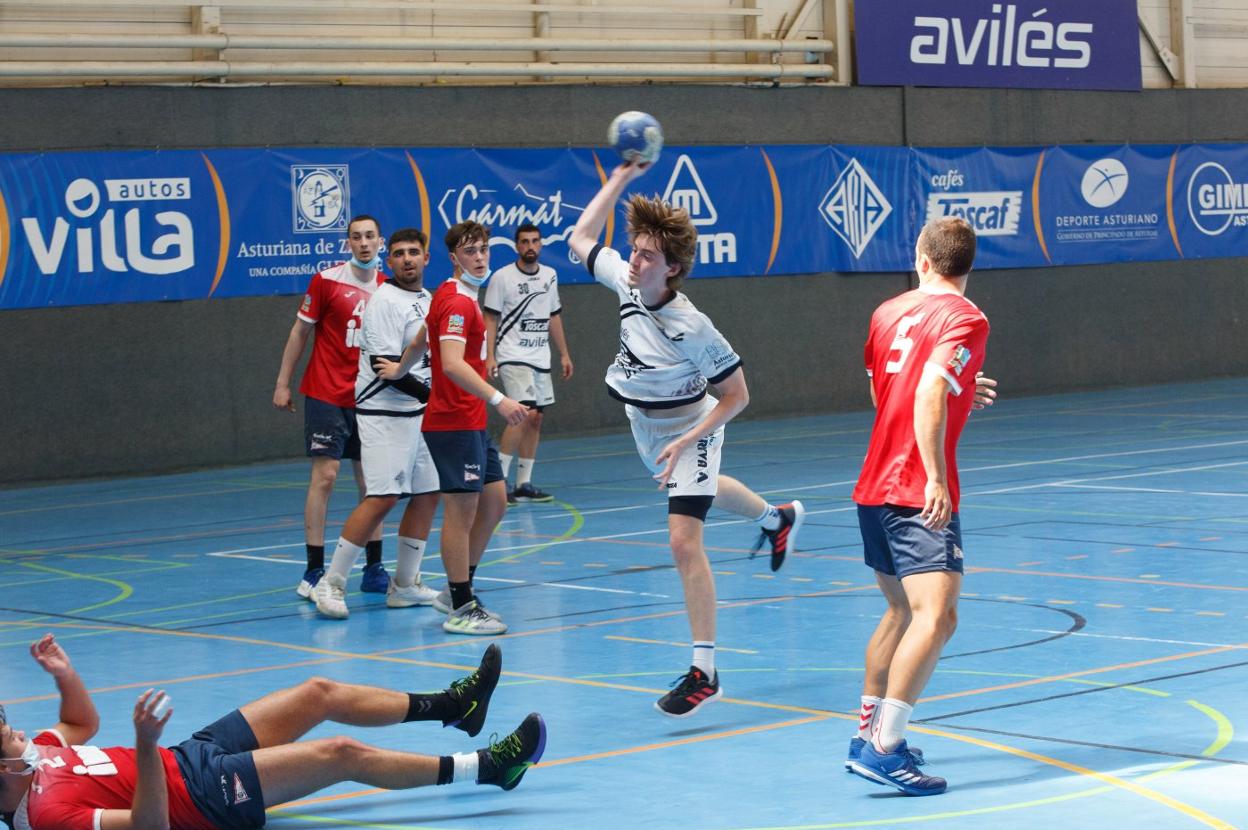 Dani Rubio ejecuta un lanzamiento durante el amistoso frente al Grupo Covadonga. 