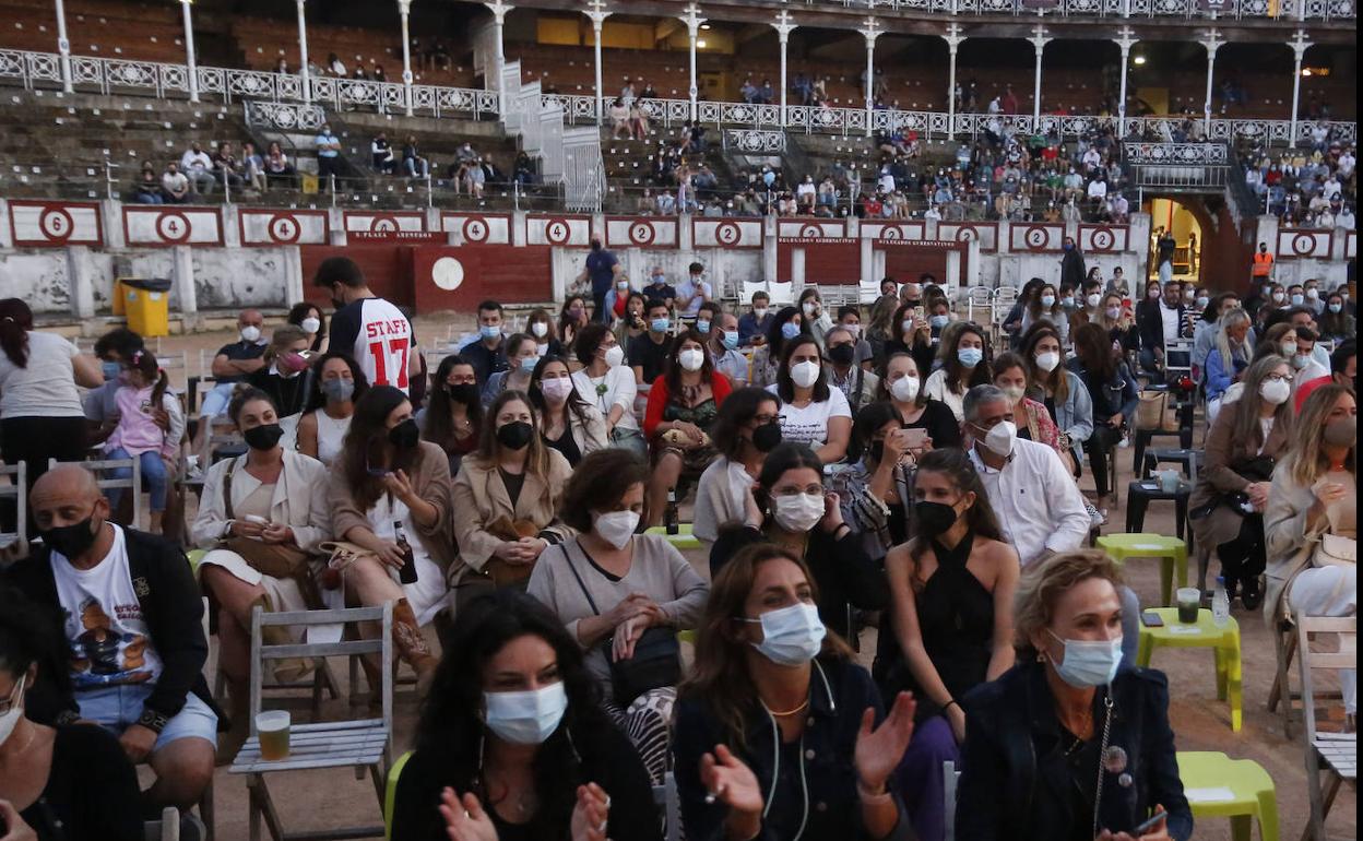 Actuación de Martita de Graná en el Festival Metrópoli, en la plaza de toros de El Bibio