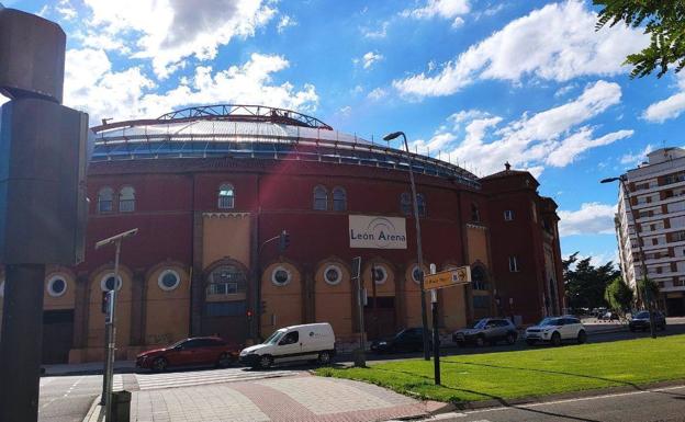 Exterior del León Arena, que estrenó cubierta en 2001 y acoge todo tipo de eventos