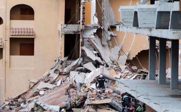 Los Bomberos, en el lugar del edificio derrumbado en Peñíscola. 