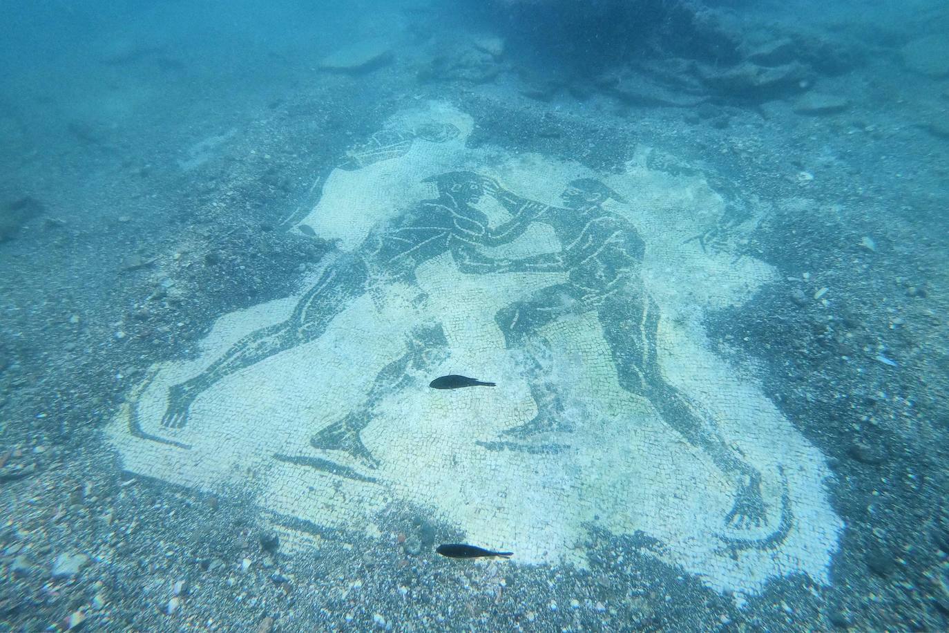La antigua ciudad romana sumergida de Baiae, parte del complejo del Parque Arqueológico Campi Flegrei en Pozzuoli, cerca de Nápoles donde los buceadores pueden explorar las ruinas.