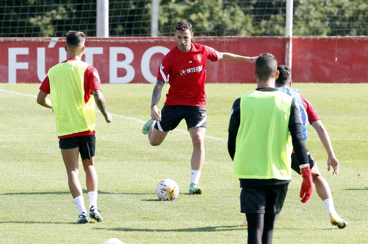 El delantero Álvaro Vázquez, en el entrenamiento del martes en Mareo, se dispone a golpear un balón.