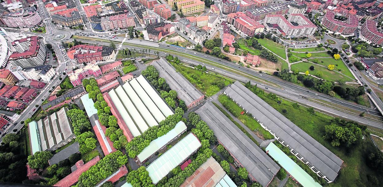 Una vista aérea del complejo de la fábrica de armas de La Vega, a un lado de la entrada a la ciudad de Oviedo por la antigua autopista 'Y', el bulevar de Santullano. 