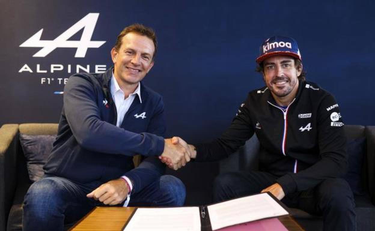 Laurent Rossi, CEO de Alpone, y Fernando Alonso, tras la firma del contrato.