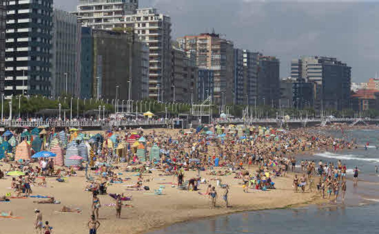 Día de verano en la playa de San Lorenzo.