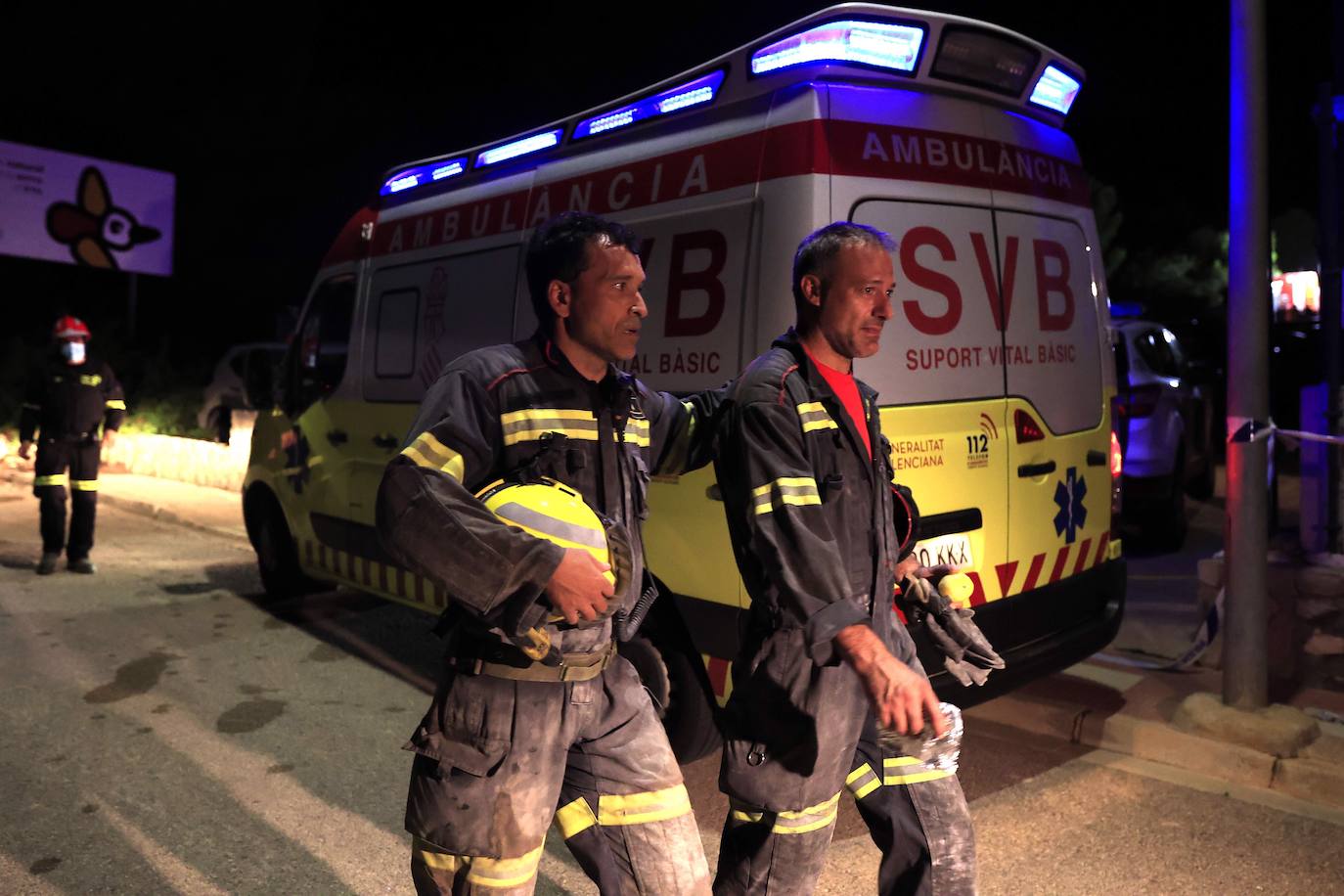 Sin descanso. Los efectivos de rescate han mantenido durante toda la noche la búsqueda de las tres personas atrapadas por el derrumbe de un edificio en Peñíscola. Una de ellas ha sido localizada con vida.