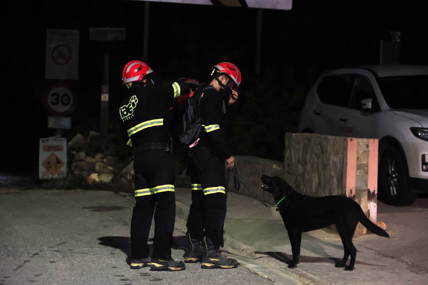 Sin descanso. Los efectivos de rescate han mantenido durante toda la noche la búsqueda de las tres personas atrapadas por el derrumbe de un edificio en Peñíscola. Una de ellas ha sido localizada con vida.