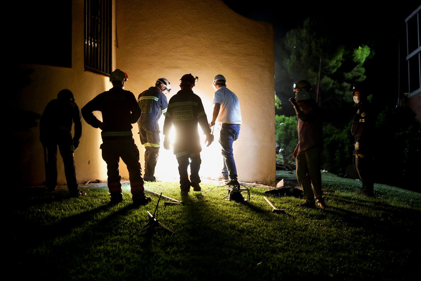 Sin descanso. Los efectivos de rescate han mantenido durante toda la noche la búsqueda de las tres personas atrapadas por el derrumbe de un edificio en Peñíscola. Una de ellas ha sido localizada con vida.