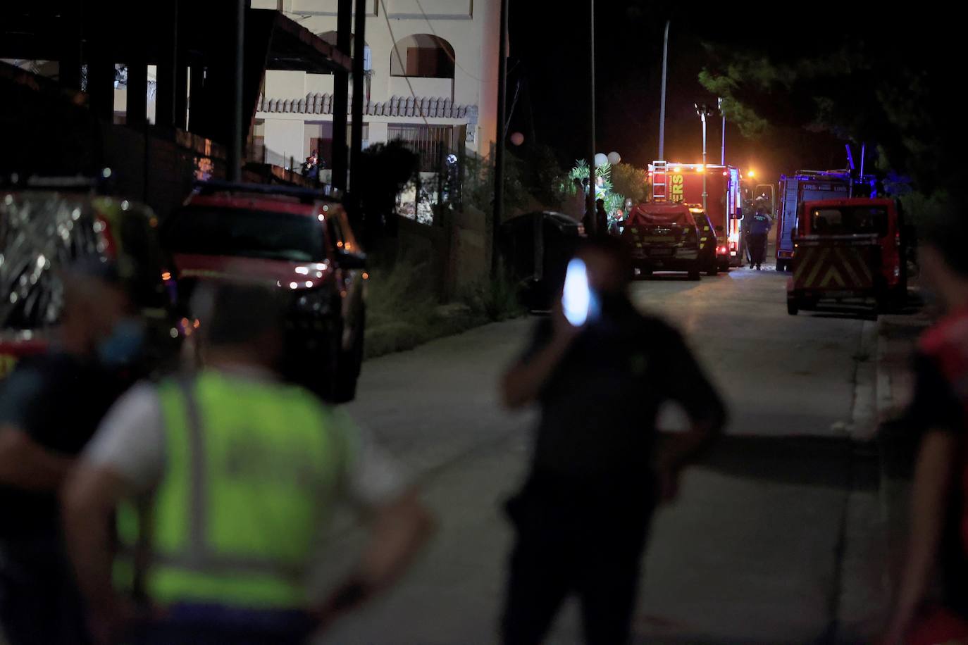 Sin descanso. Los efectivos de rescate han mantenido durante toda la noche la búsqueda de las tres personas atrapadas por el derrumbe de un edificio en Peñíscola. Una de ellas ha sido localizada con vida.