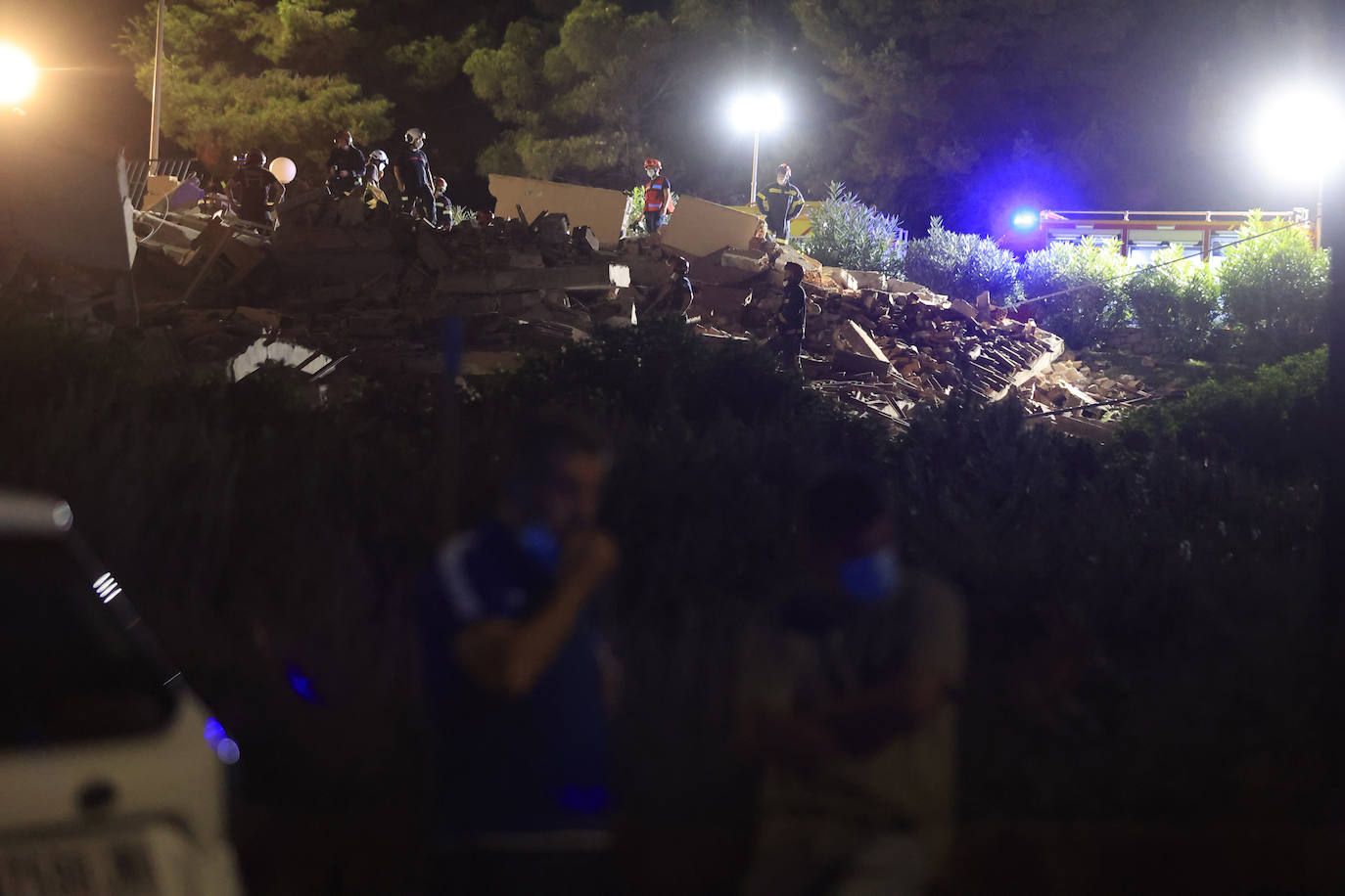 Sin descanso. Los efectivos de rescate han mantenido durante toda la noche la búsqueda de las tres personas atrapadas por el derrumbe de un edificio en Peñíscola. Una de ellas ha sido localizada con vida.