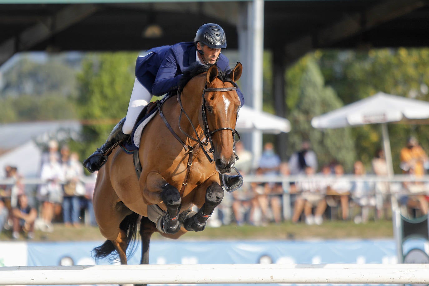 El circuito hípico gijonés regresa con varios concursos hípicos este verano como alternativa al concurso de saltos internacional de Las Mestas